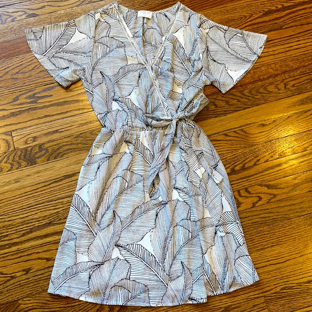 Leaf-Print Short Sleeve Wrap Dress in White and Black